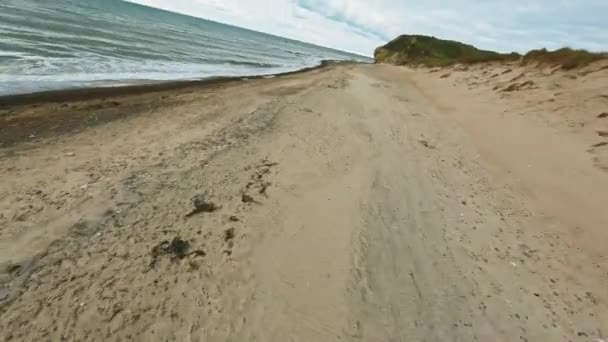 Renndrohnenflug Über Sandige Und Felsige Küste Unter Wolkenverhangenem Himmel — Stockvideo