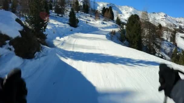 Pov Tiro Esquiador Encosta Nevada Pila Alpine Estância Esqui Itália — Vídeo de Stock