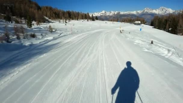 Sombra Del Esquiador Atrapado Pov Disparo Mientras Desliza Hacia Abajo — Vídeo de stock