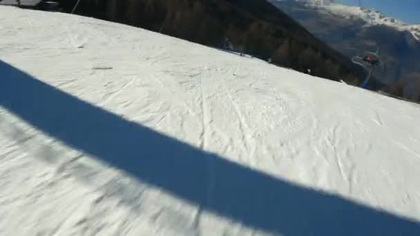Vista Primeira Pessoa Esquiador Levantar Depois Cair Uma Pista Esqui — Vídeo de Stock