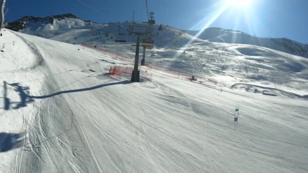 Ski Angkat Naik Atas Ski Meluncur Menuruni Lereng Bawah Sinar — Stok Video