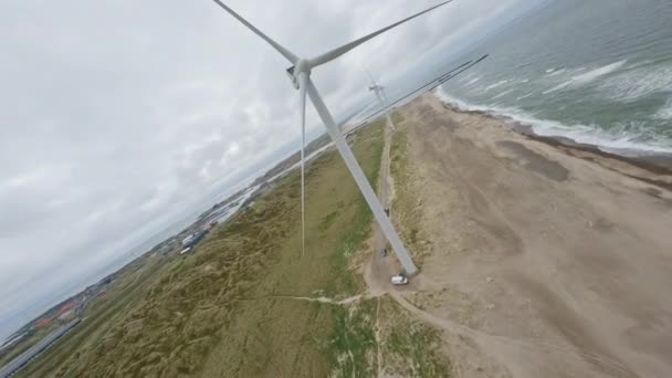 Rüzgâr Türbininin Üzerinde Uçan Bir Dronun Gündüz Görüntüsü Dairesel Hareketlerle — Stok video