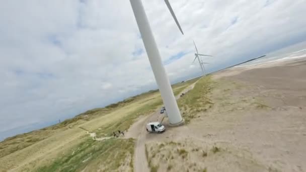 Скоростной Беспилотник Поднимается Земли Медленно Пролетает Над Ветряной Турбиной Пляжа — стоковое видео