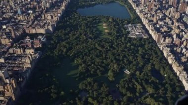 Gündüz vakti Manhattan ilçesindeki Central Park ve şehir manzaralı bir helikopterden hava görüntüsü.