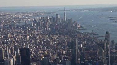 Gündüz vakti New York şehri, kentsel bölgeleri ve doğu nehri helikopterinin hava görüntüsü.