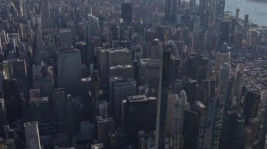 Manhattan şehir merkezindeki bir helikopterin gündüz vakti havadan görüntüsü.