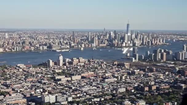 Flygfoto Från Helikopter New Yorks Stadssiluett Och Stadsområden Dagtid — Stockvideo