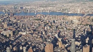 Manhattan şehir merkezinin havadan görünüşü, New York Şehri helikopter yolculuğu sırasında 60 cm 'lik ayakkabıyla video çerçevesinin alt kısmına girerken görülebilir.