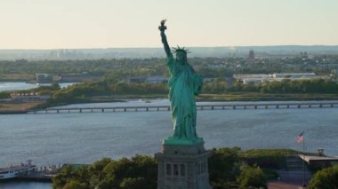 Özgürlük Anıtı 'nın geniş bir görüntüsü rıhtımın yanında bir tekneyle, New York' taki Liberty Island 'da gündüz vakti çekilmiş.