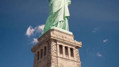 New York limanındaki Liberty Adası 'nda bulunan Özgürlük Anıtı' nı gözler önüne seren eğik bir çekim.