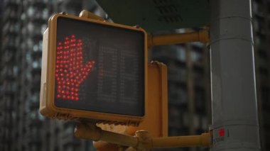 Yaya ışıklarının gündüz vakti yürüme ve yürüme sembolüne işaret ettiği yakın çekim.