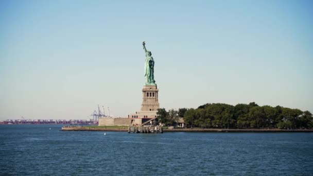 ニューヨーク市ニューヨーク港のリバティー島にある自由の女神の左側で撮影されたワイドショット — ストック動画