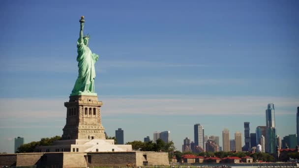 位于纽约港自由岛的自由女神像的全景 白天与纽约市的天际线相对照 — 图库视频影像