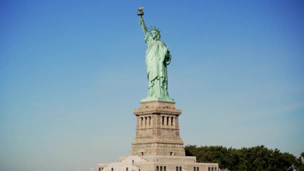New York Limanındaki Liberty Island Bulunan Açık Mavi Gökyüzüne Karşı — Stok video