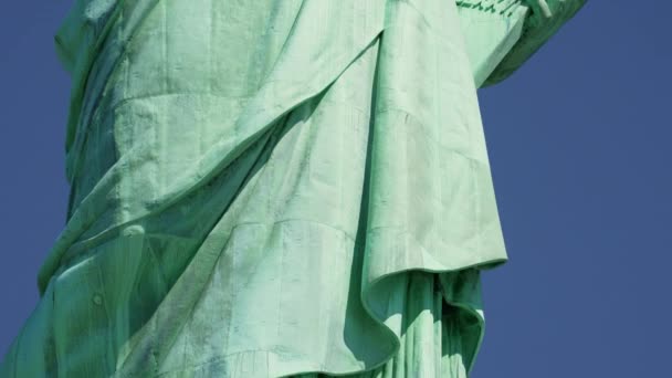 Close Tilt Shot Moving Upwards Reveal Whole Statue Liberty Clear — Video Stock