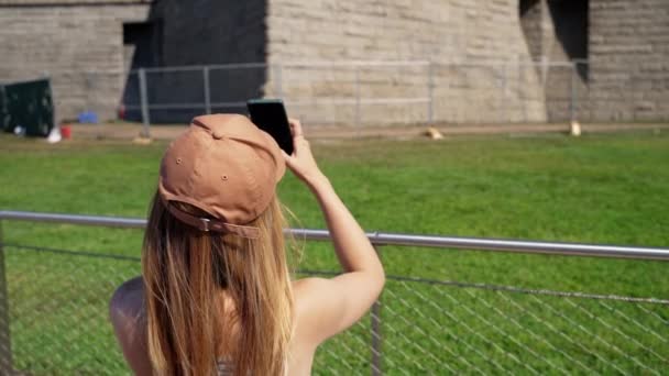 Egy Ferde Lövés Felfelé Halad Egy Nőt Mutat Mobiljával Aki — Stock videók