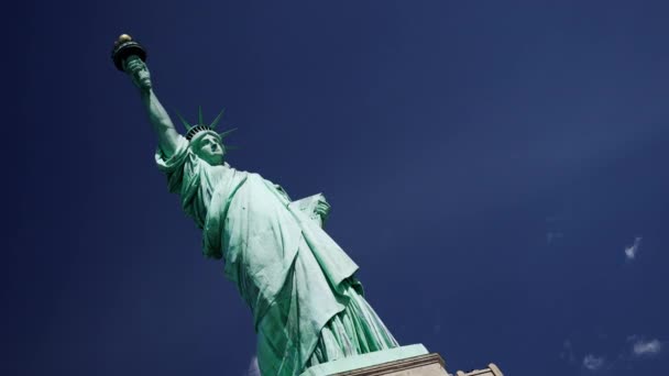 Low Angle Shot Spiral Motion Statue Liberty Located Liberty Island — 비디오