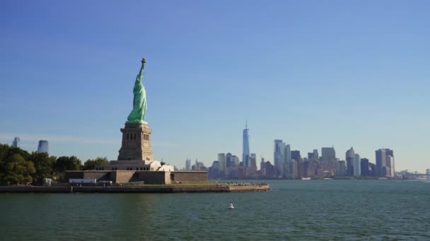 Široký Záběr Pravé Straně Sochy Svobody Proti Newyorskému Panoramatu Během — Stock video