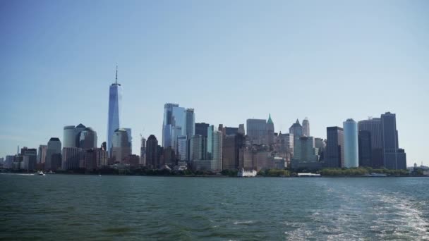 Video Výhledem Panorama New Yorku Řeky Pod Jasně Modrou Oblohou — Stock video