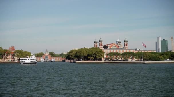 Video Showing View Ellis Island River Clear Blue Sky — Stock Video