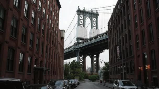 Lutning Skott Rör Sig Nedåt Visar Manhattan Bron Inramad Mellan — Stockvideo