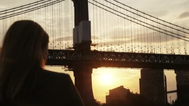 Gün Batımında Manhattan Köprüsü Bakan Bir Kadının Arka Görüntüsü — Stok video
