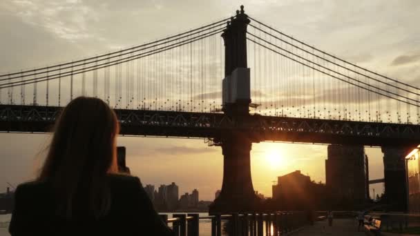 Video Kvinne Som Tar Bilde Manhattan Bridge Solnedgang – stockvideo