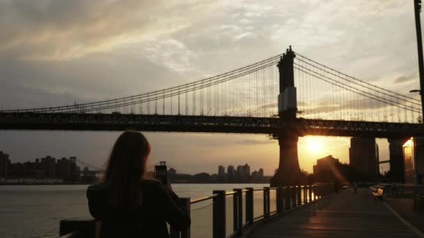 Gün Batımında Manhattan Köprüsü Nün Fotoğrafını Çeken Bir Kadının Arka — Stok video