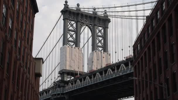一段录像显示了曼哈顿大桥在白天被安放在Dumbo社区的两座大楼之间 — 图库视频影像