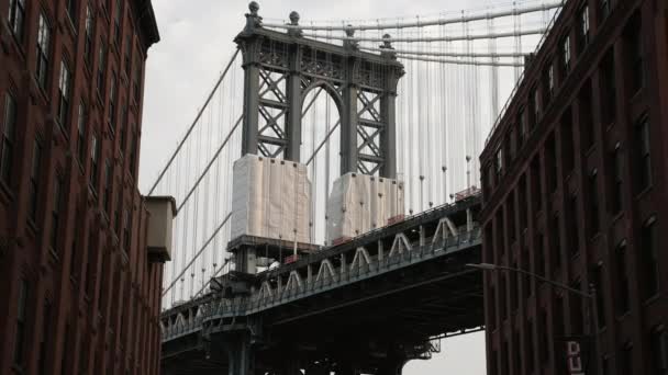 Video Showing Manhattan Bridge Framed Two Buildings Dumbo Neighborhood Daytime — Stock Video