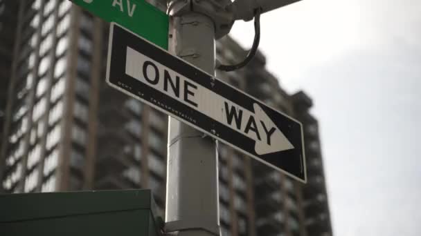 Знімок Знаку Дорожнього Руху Один Бік Сигнал Перехрестя Пішоходів Показує — стокове відео