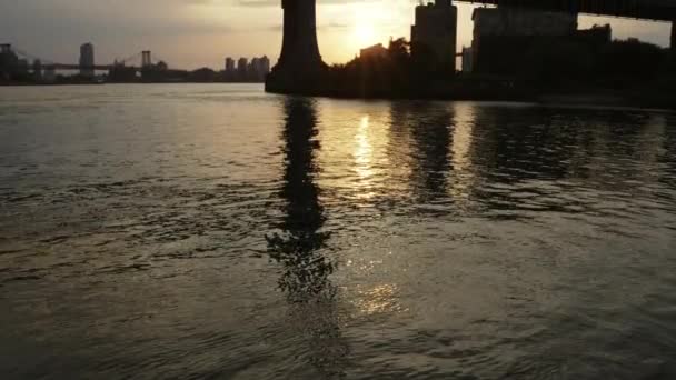 Lutning Skott Rör Sig Uppåt Avslöjar Manhattan Bridge Solnedgången — Stockvideo
