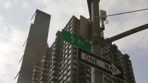 位于纽约市第五大道的一个单向交通标志的特写镜头 白天与大楼相对照 — 图库视频影像