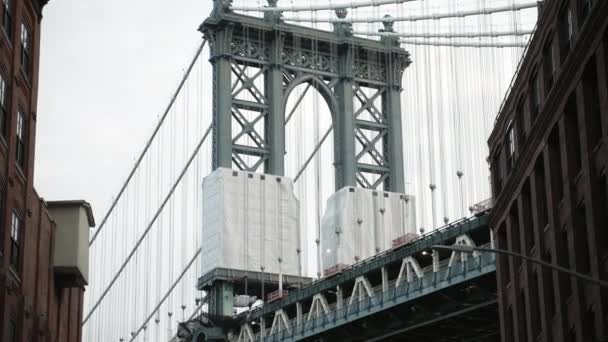 Ujęcie Pochylenia Poruszające Się Dół Ukazujące Most Manhattanie Pomiędzy Dwoma — Wideo stockowe