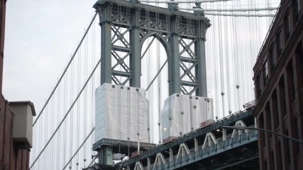 Eine Nach Unten Verlaufende Schrägaufnahme Zeigt Die Manhattan Brücke Eingerahmt — Stockvideo