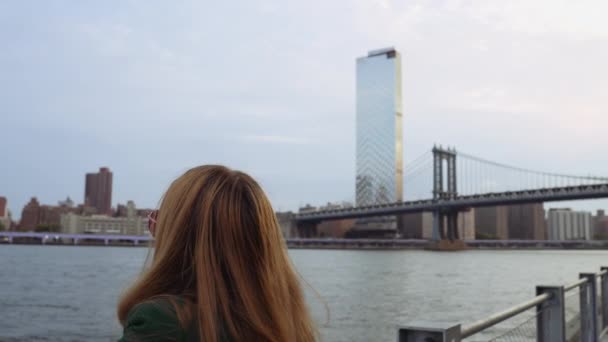 Video Showing Back View Woman Wearing Green Coat Looking Manhattan — Stockvideo