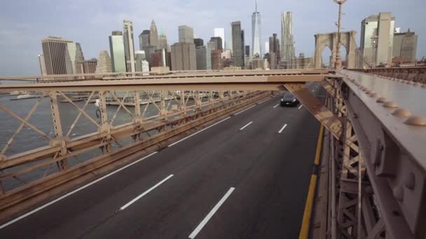 Brooklyn Köprüsü Nden Gündüz Vakti Geçen Bir Arabayı Gösteren Eğik — Stok video