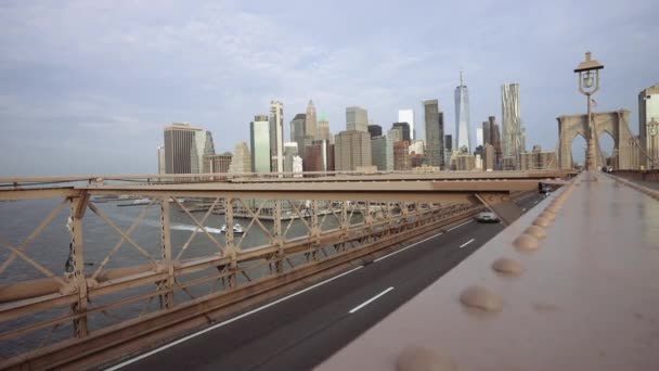 Ein Video Zeigt Wie Mehrere Autos Tagsüber Die Brooklyn Bridge — Stockvideo