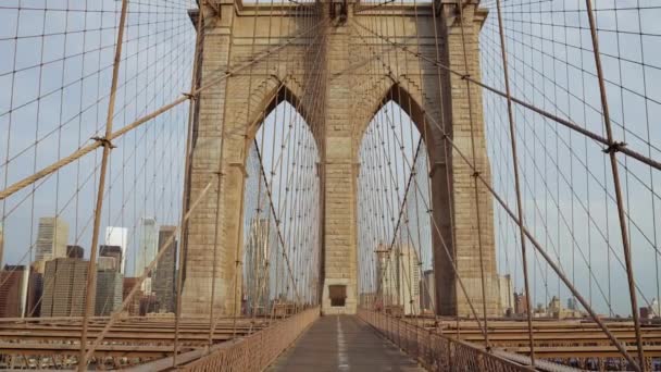 Tilt Shot Moving Upwards Revealing One Towers Brooklyn Bridge — Video Stock