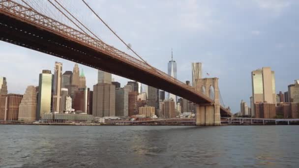 Pan Shot Moving Right Left Showing Brooklyn Bridge Its Tower — Vídeos de Stock