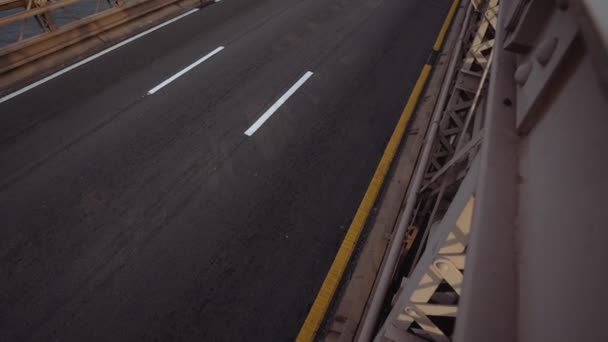 一个倾斜的镜头向上移动 显示多辆汽车白天穿过布鲁克林大桥 — 图库视频影像