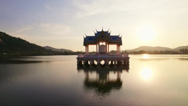 在泰国落日时分 Drone Fpv向Khao Tao湖寺庙的方向飞去 — 图库视频影像