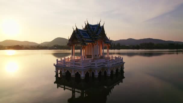 Tilt Shot Khao Tao Lake Temple Birds Sunset Thailand — Stock Video