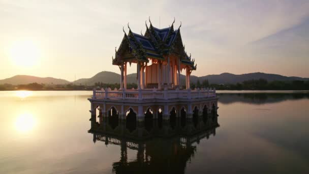Отступающий Беспилотный Снимок Храма Озера Кхао Тао Птицами Летящими Закате — стоковое видео