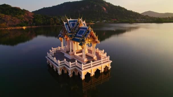 Воздушный Беспилотный Снимок Храма Озера Кхао Тао Летающими Птицами Фоне — стоковое видео