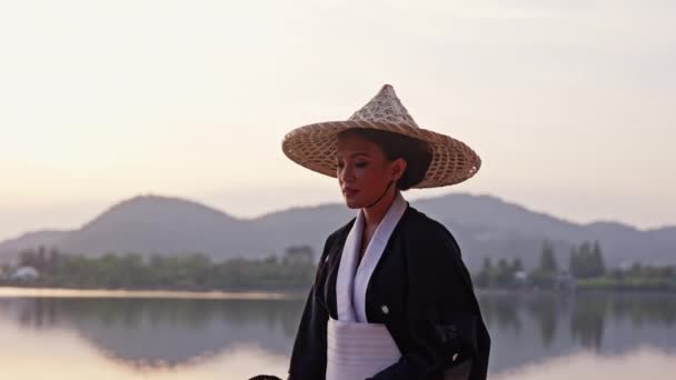 Střední Záběr Ženy Sobě Kimono Bambusový Klobouk Drží Ruční Vějíř — Stock video
