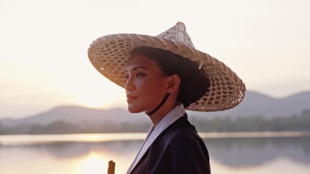 Средний Крупным Планом Снимок Женщины Кимоно Бамбуковой Шляпе Смотрящей Улыбающейся — стоковое видео