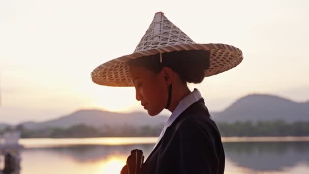 Medium Närbild Bild Kvinna Som Bär Kimono Bambu Hatt Och — Stockvideo