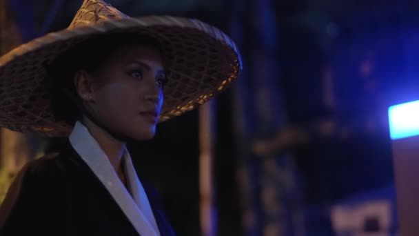 Средний Крупным Планом Снимок Женщины Кимоно Бамбуковой Шляпе Смотрящей Правую — стоковое видео