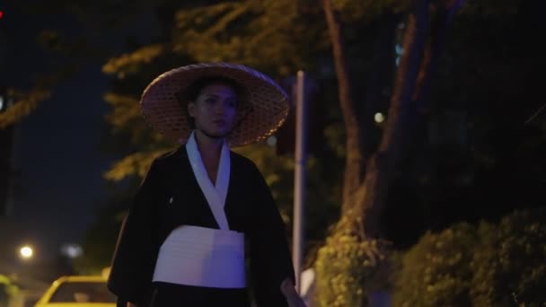 Arka Planda Taksiyle Birlikte Duran Bambu Şapkalı Kimonolu Kadın Sol — Stok video